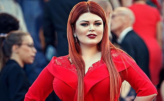 Una famosa modelo 'pierde' la falda en plena alfombra roja de Cannes