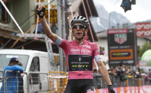 Simon Yates celebra su victoria en la 15ª etapa.