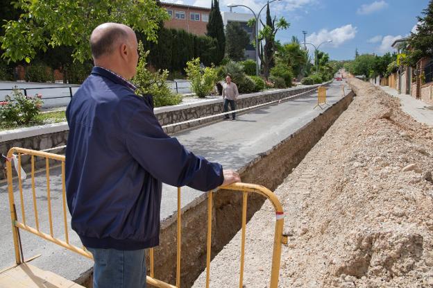 Un vecino observa la zanja de más de cuatrocientos metros donde irá el colector de aguas fluviales.