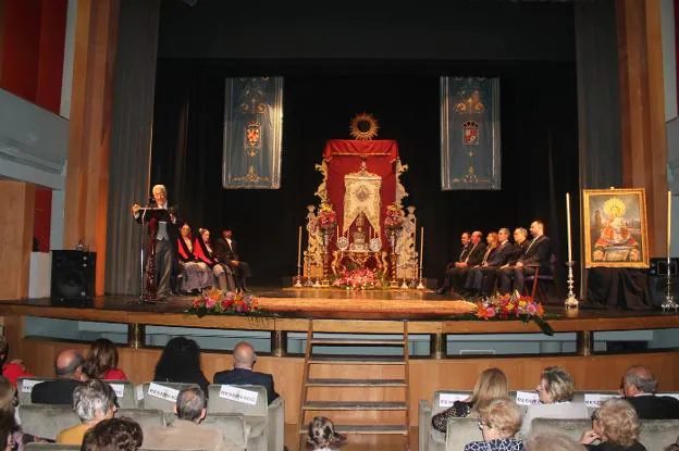 Pregón de la Virgen de la Capilla, ayer en el teatro Darymelia. 