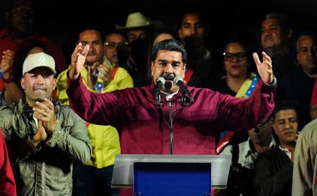 Maduro se aferra al poder y sus adversarios piden nuevos comicios en Venezuela
