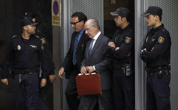Rodrigo Rato, a la salida de la Audiencia Nacional tras una de sus comparecencias por el caso de las tarjetas 'black'.