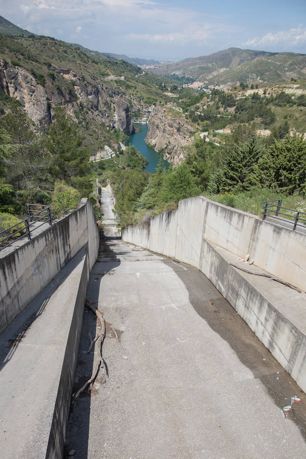 El deshielo llena por completo el pantano del que bebe la capital y comenzará a aliviar sin que haya peligro de inundaciones aguas abajo