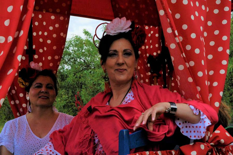 Una veintena de carrozas y muchos jinetes participan en Dúrcal en la romería de San Isidro Labrador