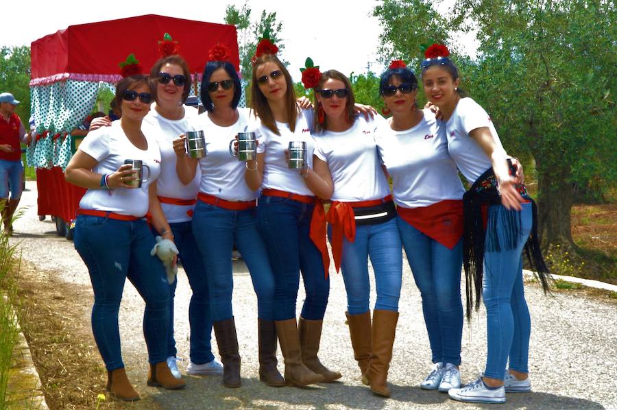 Una veintena de carrozas y muchos jinetes participan en Dúrcal en la romería de San Isidro Labrador