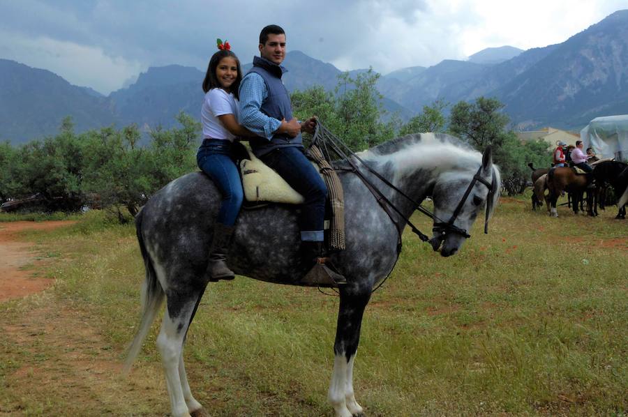 Una veintena de carrozas y muchos jinetes participan en Dúrcal en la romería de San Isidro Labrador