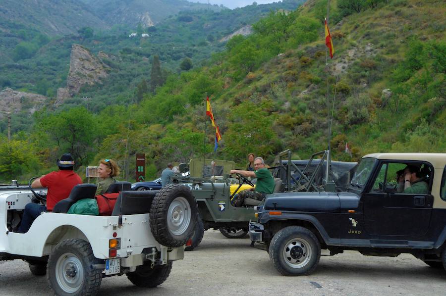 Una veintena de 'jeeperos' de toda España recorren la Alpujarra alta por carretera y pistas forestales para conocerla, con parada y 'fonda' en un complejo turístico lanjaronense