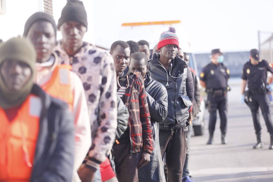 Forman parte de dos pateras rescatadas con 55 y 37 inmigrantes, incluyendo a siete mujeres