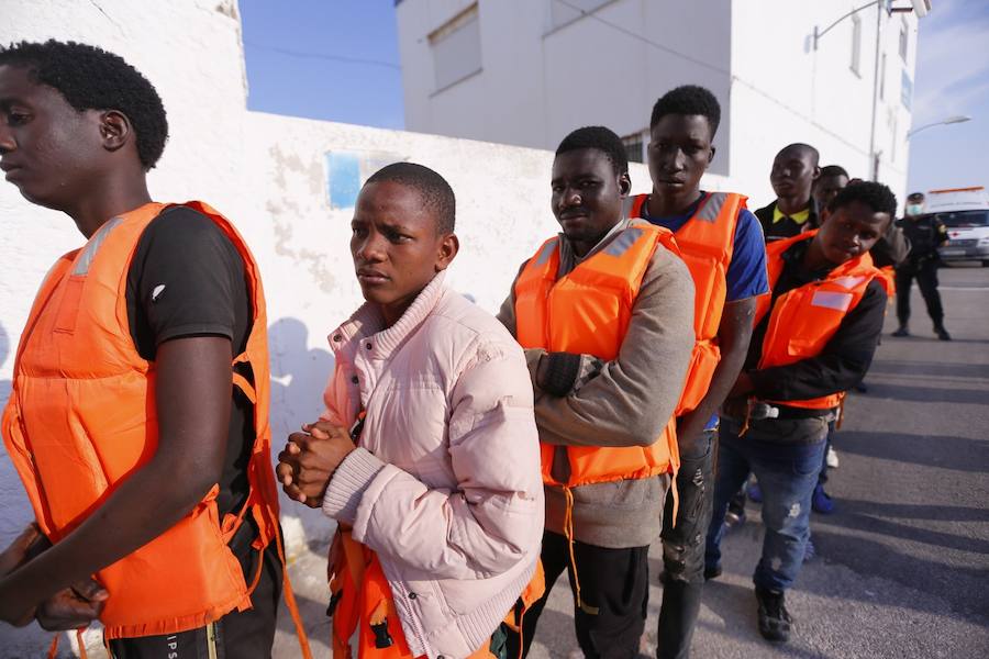 Forman parte de dos pateras rescatadas con 55 y 37 inmigrantes, incluyendo a siete mujeres