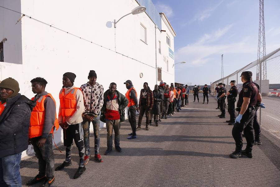 Forman parte de dos pateras rescatadas con 55 y 37 inmigrantes, incluyendo a siete mujeres