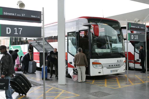 Viajeros en la Estación Intermodal de Almería.