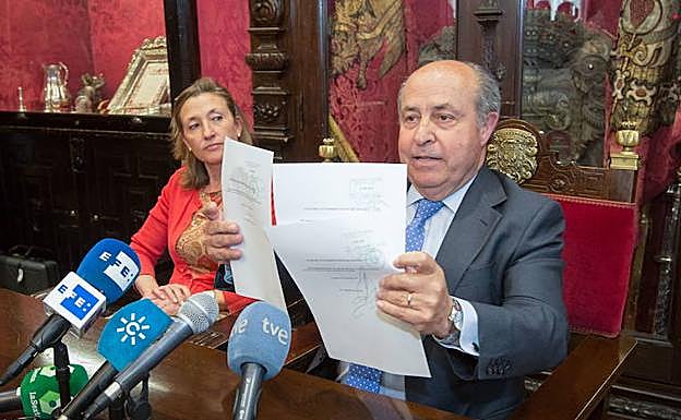 Isabel Nieto y José Torres Hurtado el día que presentaron su dimisión.