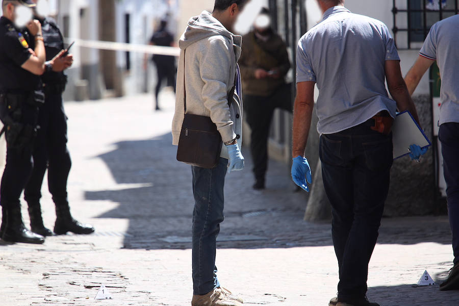 Un amplio despliegue policial mantien cerrada la calle Panaderos 