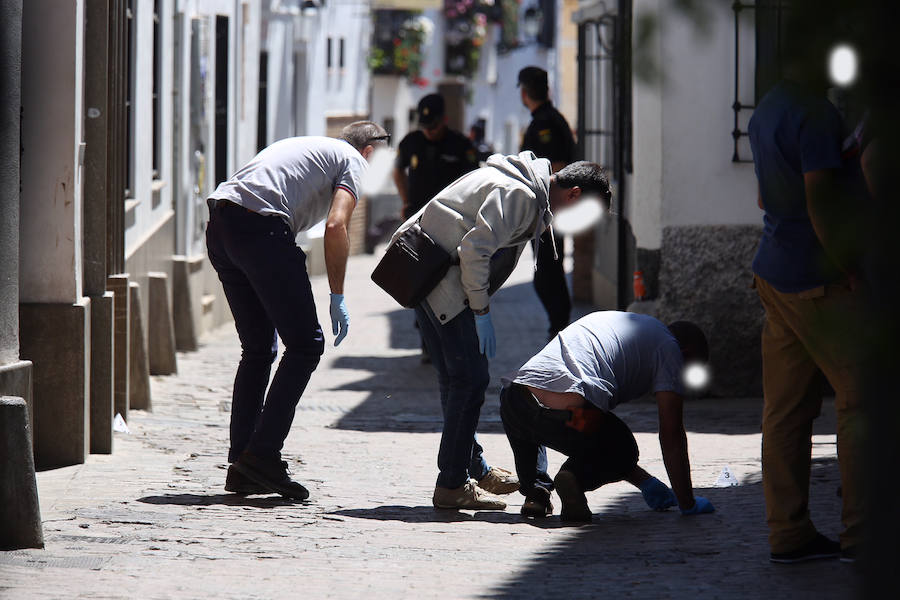 Un amplio despliegue policial mantien cerrada la calle Panaderos 