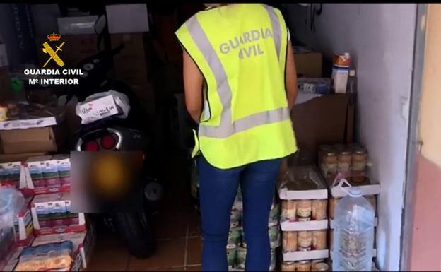 Alimentos encontrados por Guardia Civil en la vivienda de dos de los detenidos. 