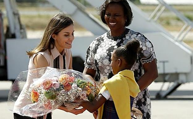 La primera dama de Haití, Martine Moise, da la bienvenida a la reina Letizia a su llegada al aeropuerto internacional de Puerto Príncipe. 