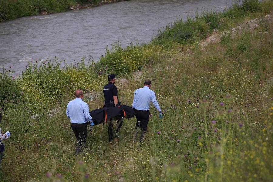 Los primeros en personarse en el lugar fueron los agentes de la Policía Local que se encontraron el cadáver y a pocos metros un vehículo cruzado en el río, presuntamente, propiedad del finado