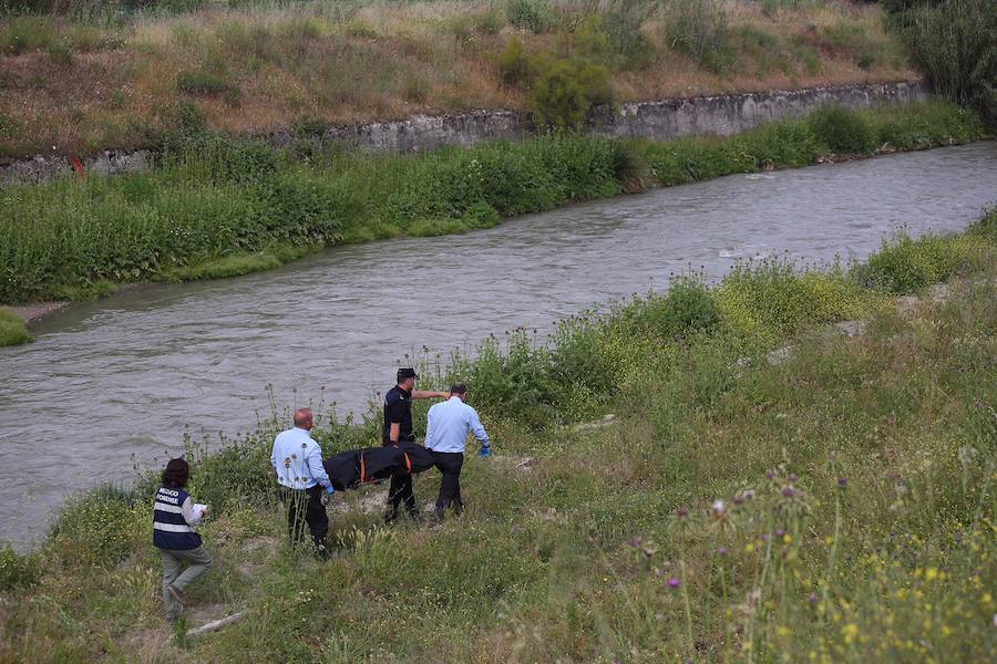 Los primeros en personarse en el lugar fueron los agentes de la Policía Local que se encontraron el cadáver y a pocos metros un vehículo cruzado en el río, presuntamente, propiedad del finado