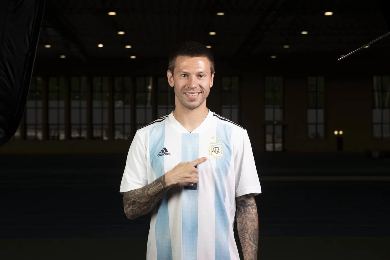 El delantero Fedor Smolov posa con la camiseta de Argentina. 