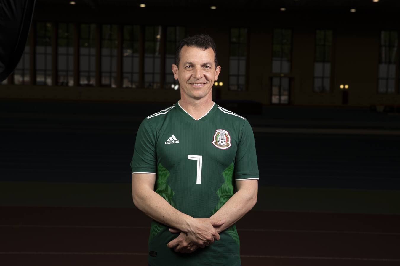 El técnico Paulino Granero, con la camiseta de México