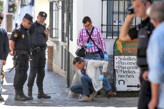 Policías en la calle Panaderos tras el tiroteo del martes.