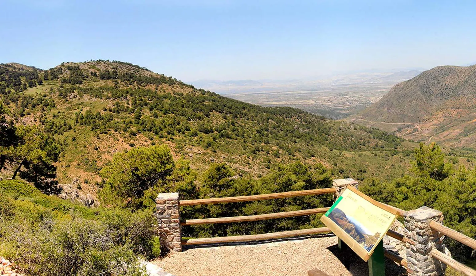 Los espacios naturales se han convertido en una nueva fuente de atracción hacia el medio rural y un aliciente económico para los pueblos. Parque Natural de la Sierra de Baza, Granada