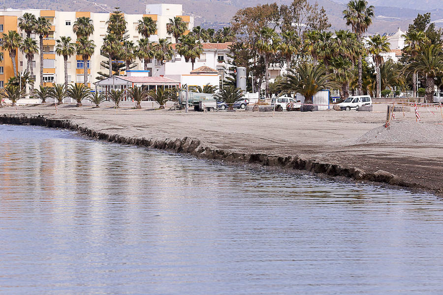 La arena que se ha extraído de Playa Poniente sirve para expandir la zona de arena de Playa Granada 