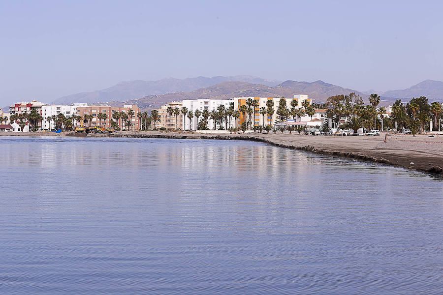 La arena que se ha extraído de Playa Poniente sirve para expandir la zona de arena de Playa Granada 