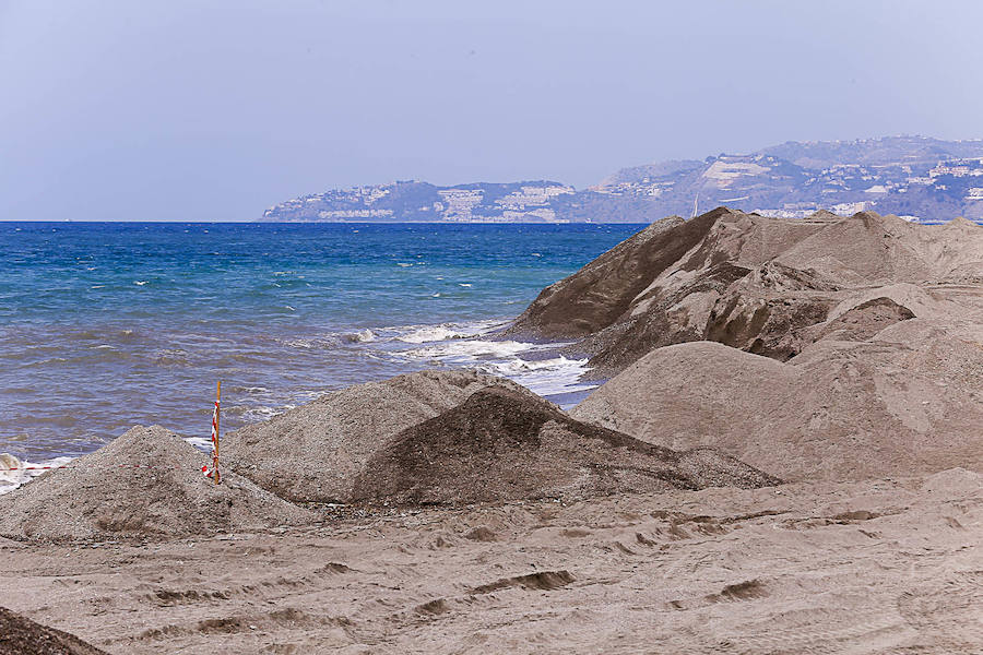 La arena que se ha extraído de Playa Poniente sirve para expandir la zona de arena de Playa Granada 