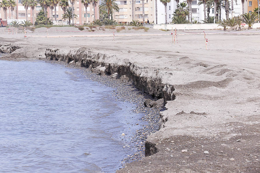 La arena que se ha extraído de Playa Poniente sirve para expandir la zona de arena de Playa Granada 