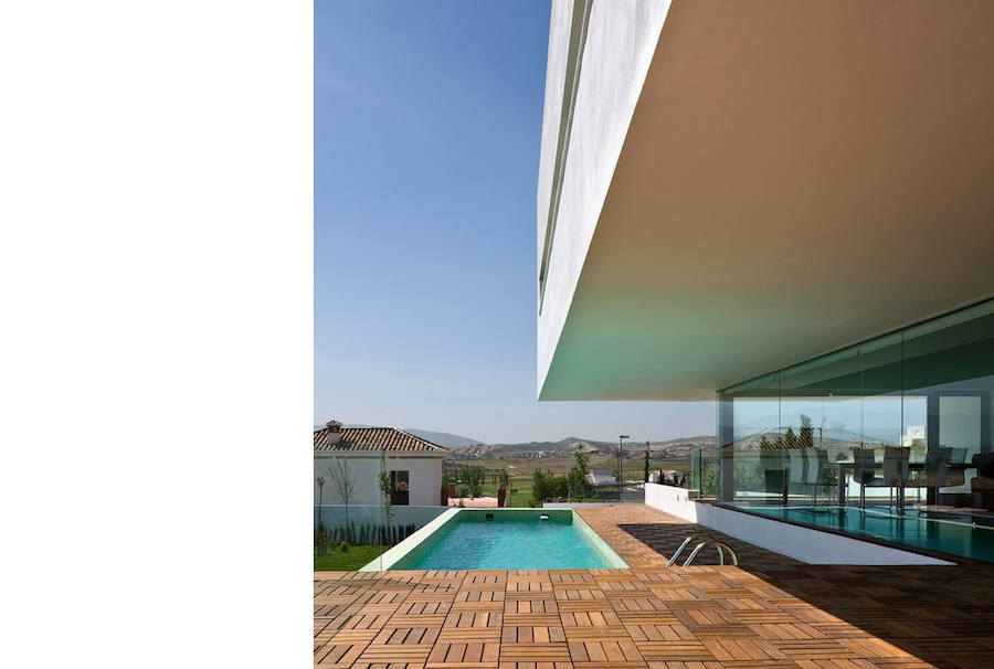 Pensada como una superposición de líneas horizontales, esta vivienda se encuentra en el barrio de Pedro Verde, en Las Gabias. Con dos plantas, la casa tiene piscina, garaje y un espacio de juegos abierto al jardín