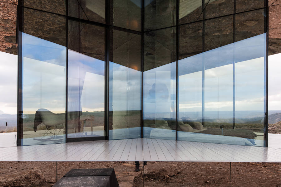 La casa del desierto ya está instalada en pleno desierto de Gorafe. Los 20 metros cuadrados albergan un dormitorio, baño, cocina y zona de estar