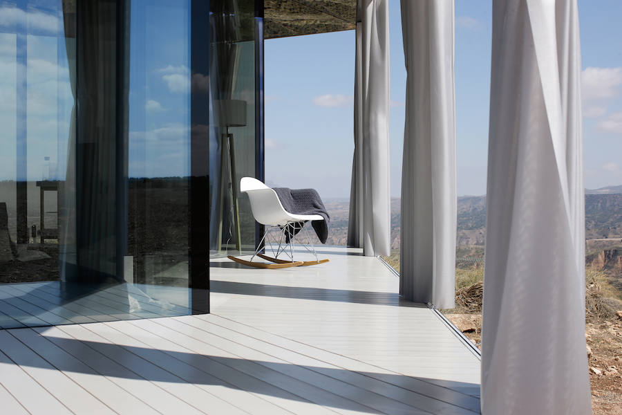 La casa del desierto ya está instalada en pleno desierto de Gorafe. Los 20 metros cuadrados albergan un dormitorio, baño, cocina y zona de estar