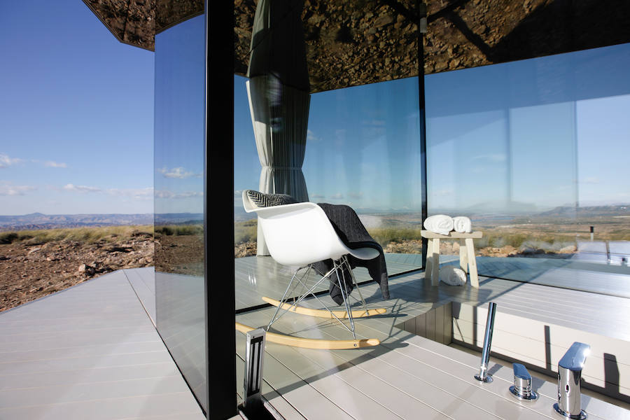 La casa del desierto ya está instalada en pleno desierto de Gorafe. Los 20 metros cuadrados albergan un dormitorio, baño, cocina y zona de estar