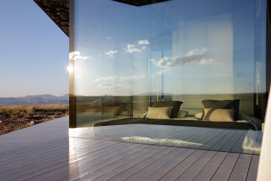 La casa del desierto ya está instalada en pleno desierto de Gorafe. Los 20 metros cuadrados albergan un dormitorio, baño, cocina y zona de estar