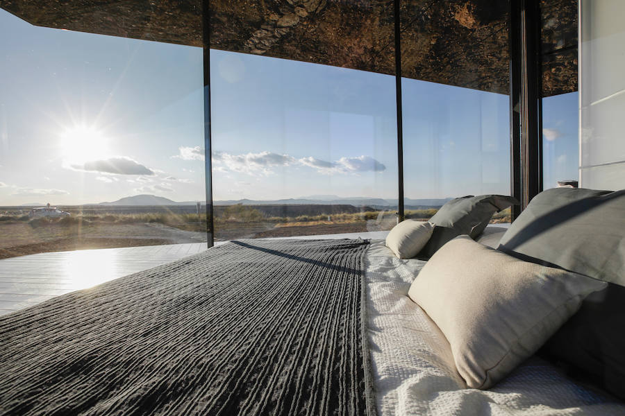 La casa del desierto ya está instalada en pleno desierto de Gorafe. Los 20 metros cuadrados albergan un dormitorio, baño, cocina y zona de estar