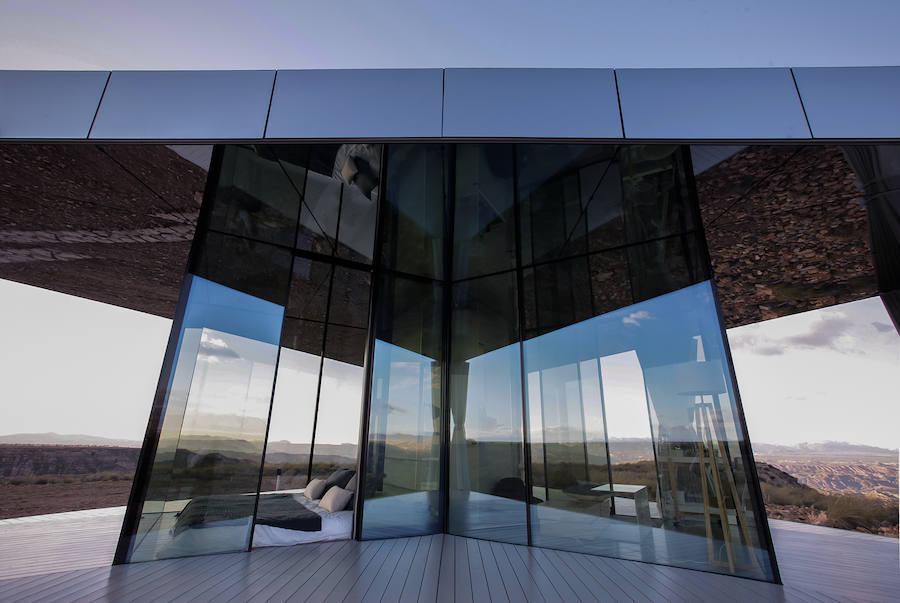 La casa del desierto ya está instalada en pleno desierto de Gorafe. Los 20 metros cuadrados albergan un dormitorio, baño, cocina y zona de estar