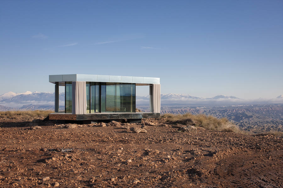 La casa del desierto ya está instalada en pleno desierto de Gorafe. Los 20 metros cuadrados albergan un dormitorio, baño, cocina y zona de estar