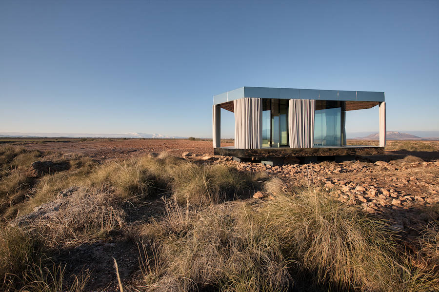 La casa del desierto ya está instalada en pleno desierto de Gorafe. Los 20 metros cuadrados albergan un dormitorio, baño, cocina y zona de estar