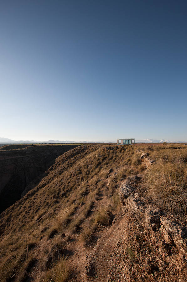 La casa del desierto ya está instalada en pleno desierto de Gorafe. Los 20 metros cuadrados albergan un dormitorio, baño, cocina y zona de estar