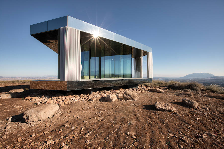 La casa del desierto ya está instalada en pleno desierto de Gorafe. Los 20 metros cuadrados albergan un dormitorio, baño, cocina y zona de estar