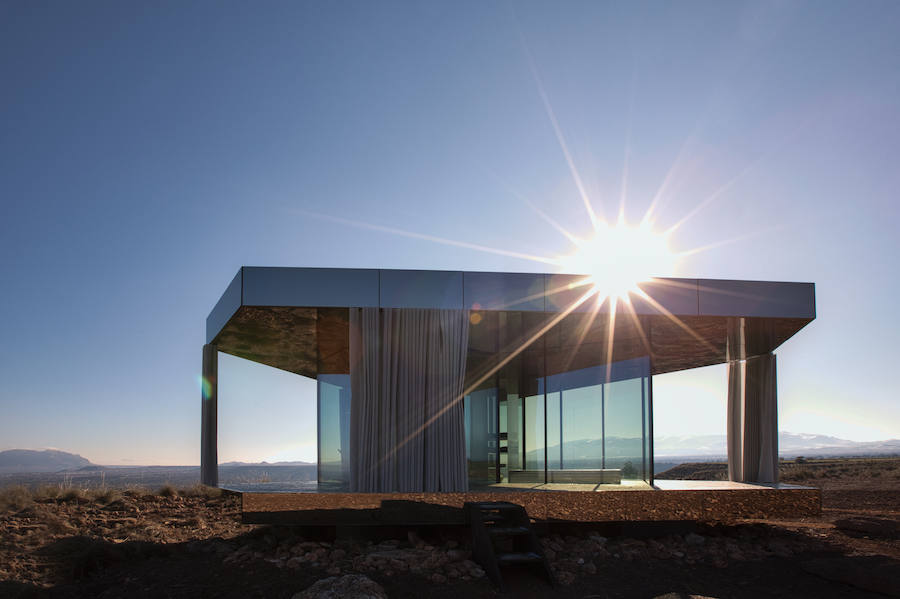 La casa del desierto ya está instalada en pleno desierto de Gorafe. Los 20 metros cuadrados albergan un dormitorio, baño, cocina y zona de estar