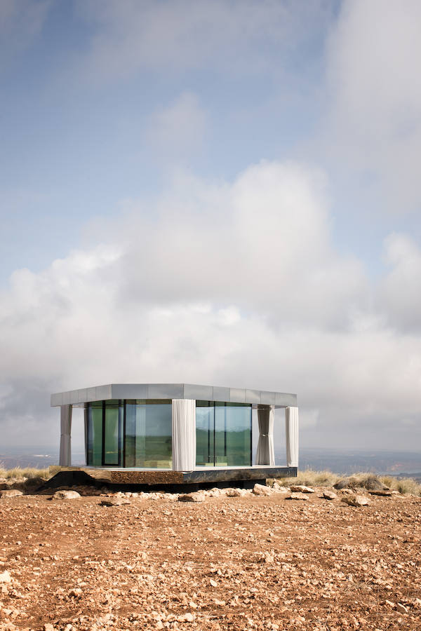 La casa del desierto ya está instalada en pleno desierto de Gorafe. Los 20 metros cuadrados albergan un dormitorio, baño, cocina y zona de estar