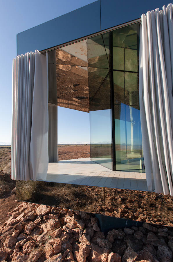 La casa del desierto ya está instalada en pleno desierto de Gorafe. Los 20 metros cuadrados albergan un dormitorio, baño, cocina y zona de estar