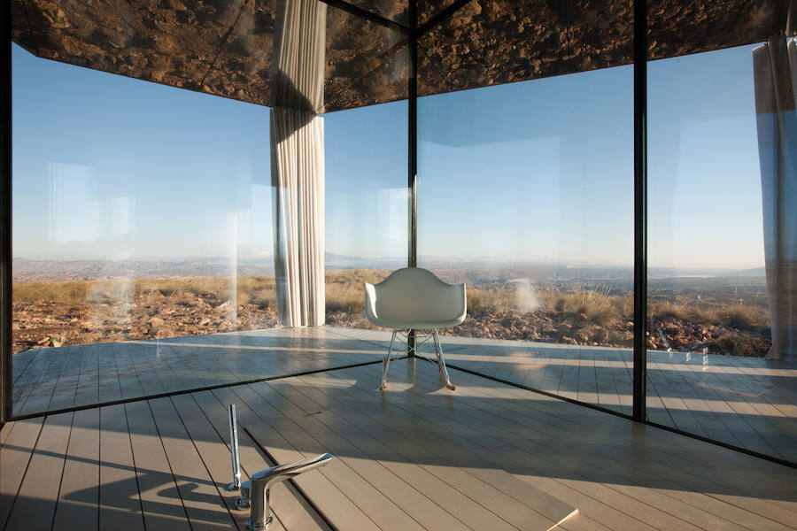 La casa del desierto ya está instalada en pleno desierto de Gorafe. Los 20 metros cuadrados albergan un dormitorio, baño, cocina y zona de estar