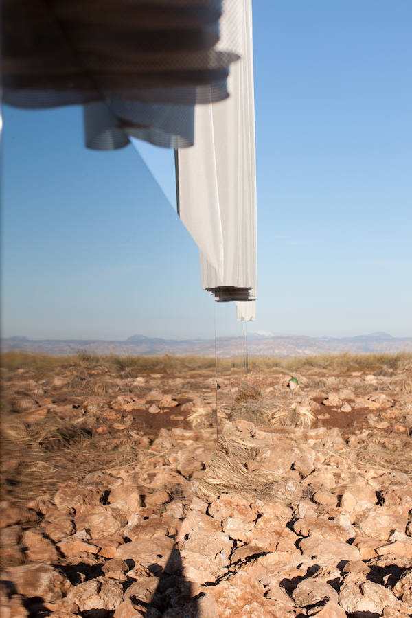 La casa del desierto ya está instalada en pleno desierto de Gorafe. Los 20 metros cuadrados albergan un dormitorio, baño, cocina y zona de estar