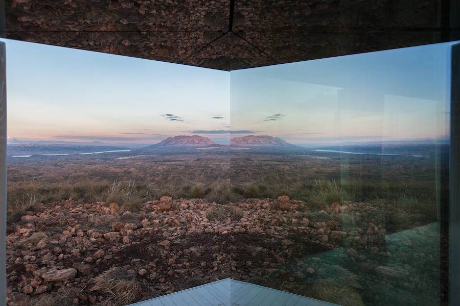 La casa del desierto ya está instalada en pleno desierto de Gorafe. Los 20 metros cuadrados albergan un dormitorio, baño, cocina y zona de estar