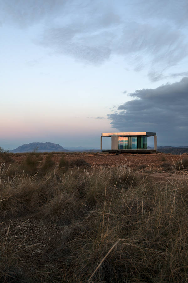 La casa del desierto ya está instalada en pleno desierto de Gorafe. Los 20 metros cuadrados albergan un dormitorio, baño, cocina y zona de estar