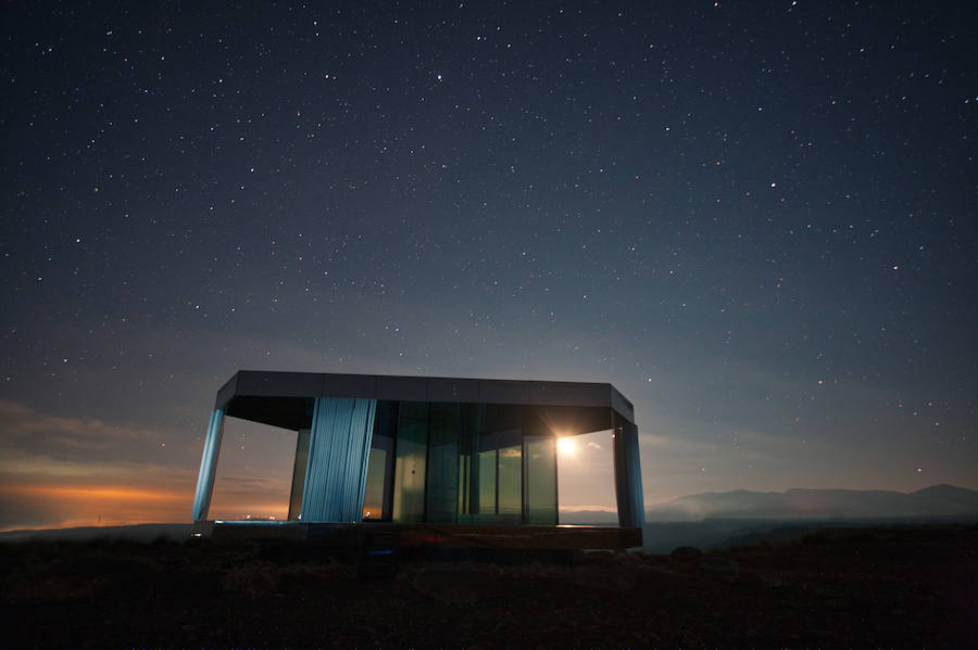 La casa del desierto ya está instalada en pleno desierto de Gorafe. Los 20 metros cuadrados albergan un dormitorio, baño, cocina y zona de estar