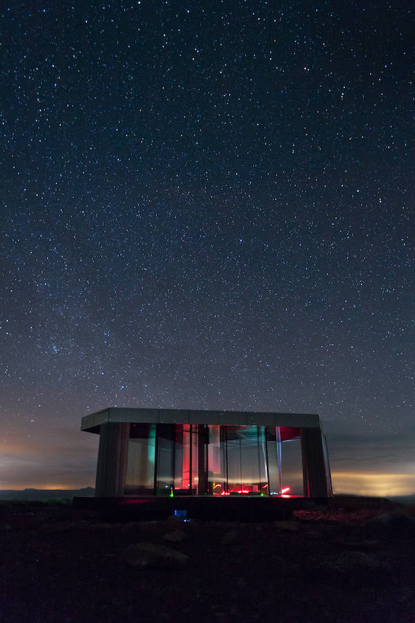 La casa del desierto ya está instalada en pleno desierto de Gorafe. Los 20 metros cuadrados albergan un dormitorio, baño, cocina y zona de estar